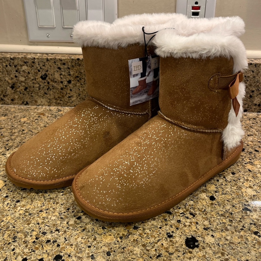 NWT Women’s Fuzzy Boots, size 7